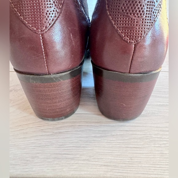 Earth Denali Respect Bootie - Size 8.5M - Hot Maroon - Picture 8 of 14
